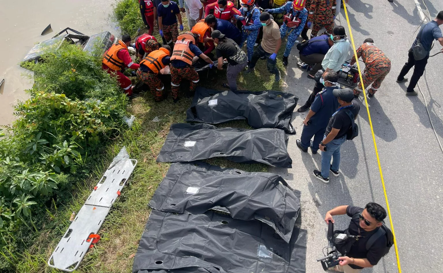 6 Sekeluarga Tenggelam Di Sungai, Anak Sulung Hilang Ibu Ayah & 4 Adik Serentak