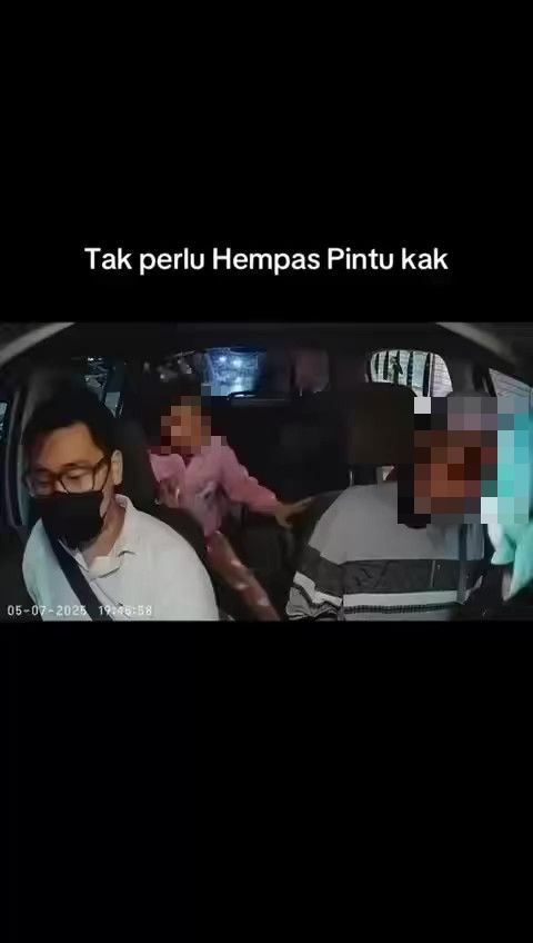 Tak Dibenarkan ‘Sumbat’ 6 Orang, Penumpang Hempas Bonet & Pintu Kereta E-Hailing