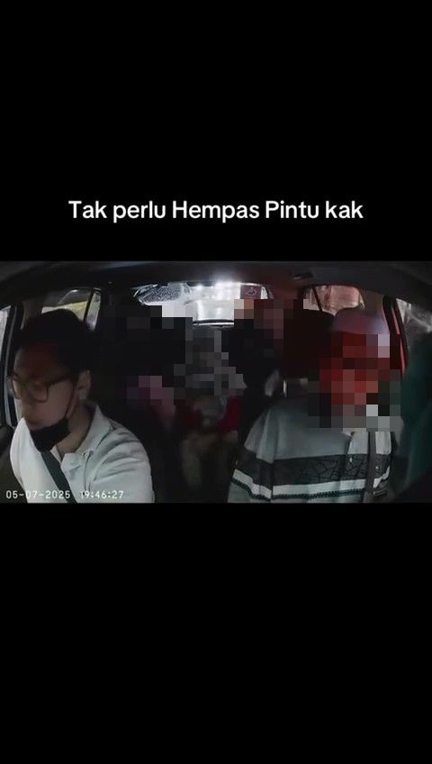 Tak Dibenarkan ‘Sumbat’ 6 Orang, Penumpang Hempas Bonet & Pintu Kereta E-Hailing
