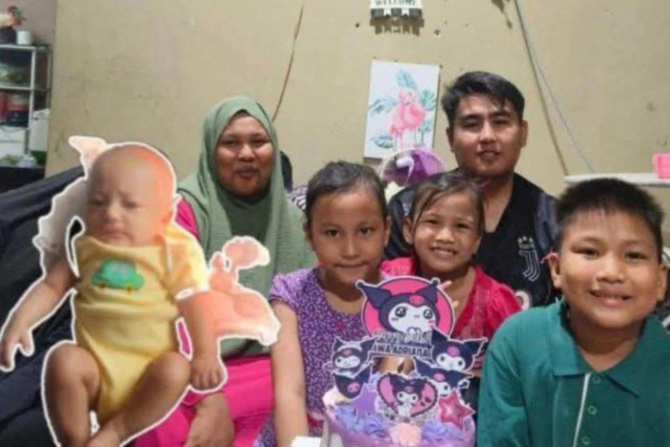 6 Beranak Berkumpul Di Tempat Duduk Belakang, Berusaha Keluar Namun Tak Berjaya