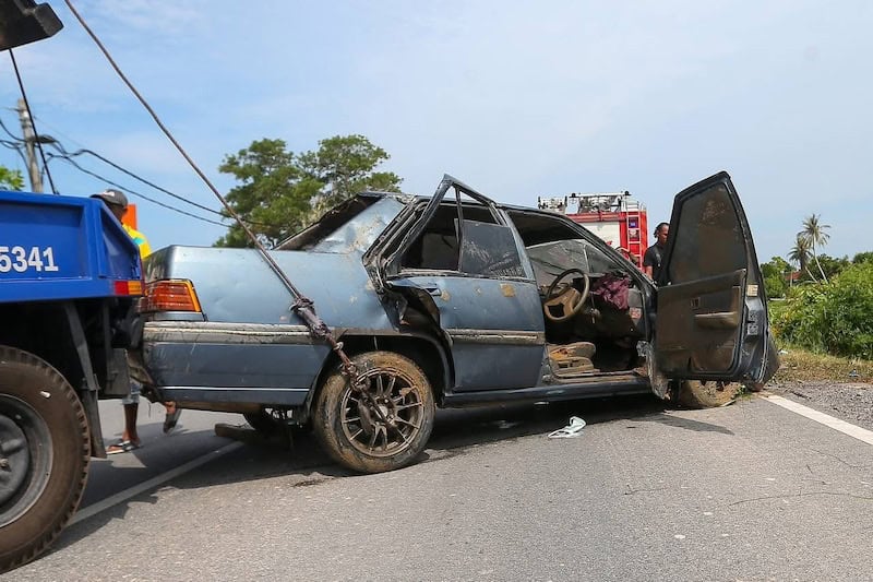 6 Beranak Berkumpul Di Tempat Duduk Belakang, Berusaha Keluar Namun Tak Berjaya