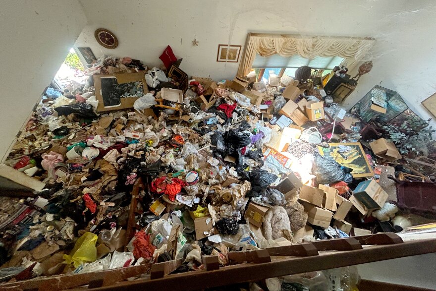Hilang 8 Bulan, Rangka Bekas Polis ‘Terkubur’ Bawah Timbunan Sampah Dalam Rumah