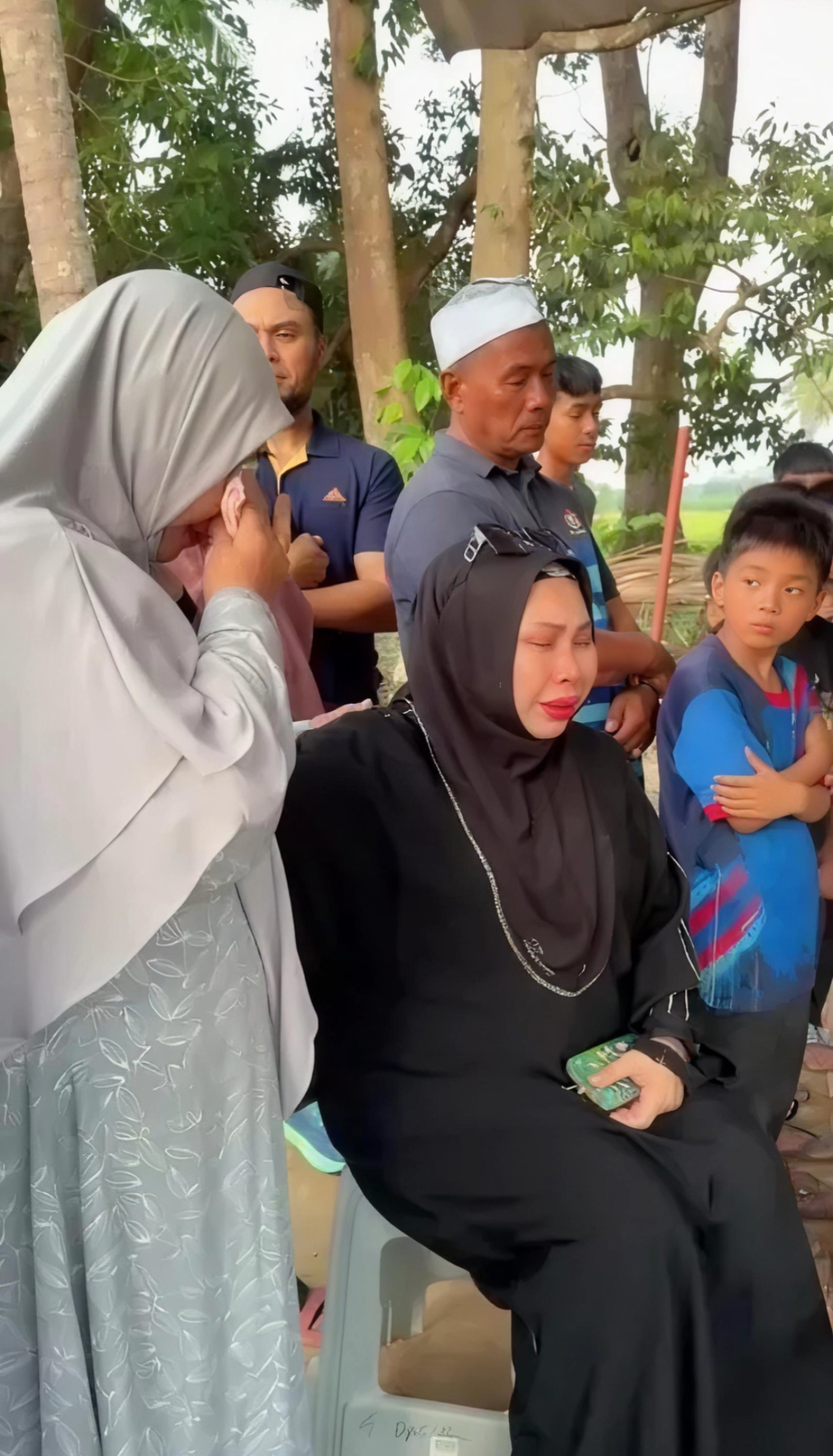‘Bau Harum Tak Dapat Diungkap’ – DSV Sebak Di Pusara Nurly