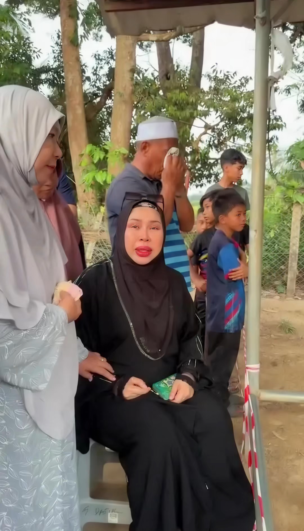 ‘Bau Harum Tak Dapat Diungkap’ – DSV Sebak Di Pusara Nurly