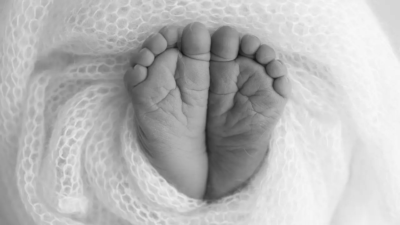 Gadis Terberanak Dalam Bas, Balut Bayi Dengan Kain & Lempar Ke Jalan Raya