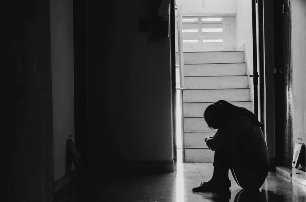 Masih Bersuami, Ibu Anak 4 Terlanjur Dengan Junior Sekerja 14 Tahun Lebih Muda