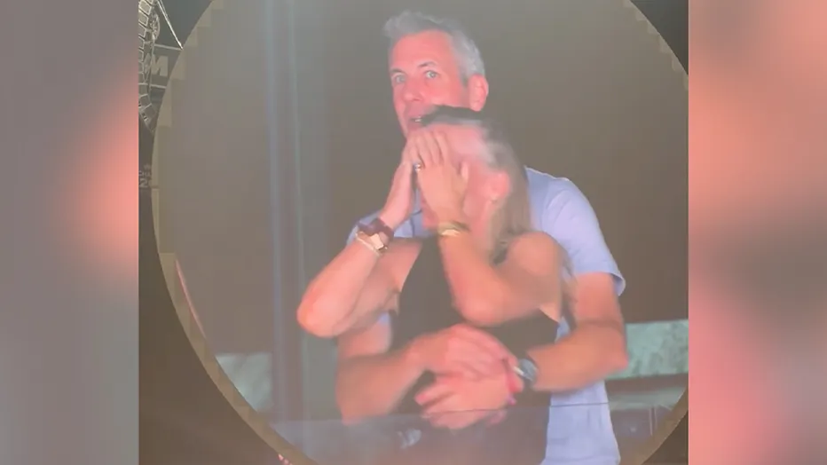 Menyorok Dari Kamera Konsert Coldplay, CEO & Ketua Pegawai HR Kantoi Berskandal