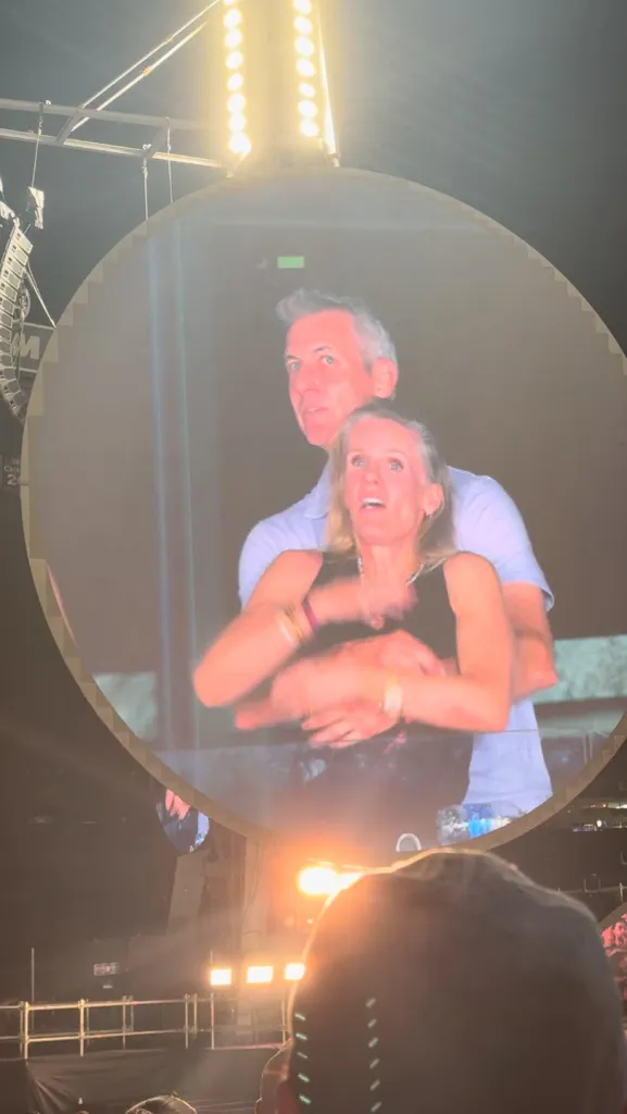 Menyorok Dari Kamera Konsert Coldplay, CEO & Ketua Pegawai HR Kantoi Berskandal