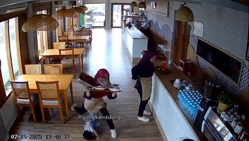 Staf Restoran Tersungkur & Terpijak Anak Pelanggan Dibiar Sendirian Atas Lantai