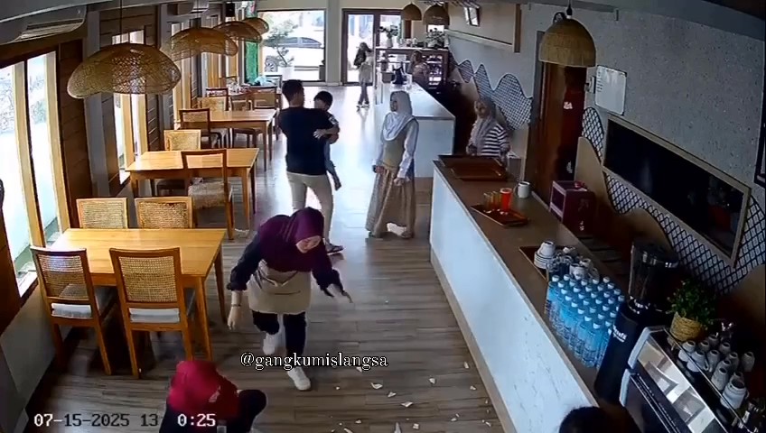 Staf Restoran Tersungkur & Terpijak Anak Pelanggan Dibiar Sendirian Atas Lantai