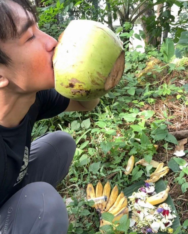 Pemuda Cari Nahas Buat ‘Mukbang’ Makanan Pemujaan Di Hutan, Akhirnya Kena Rasuk