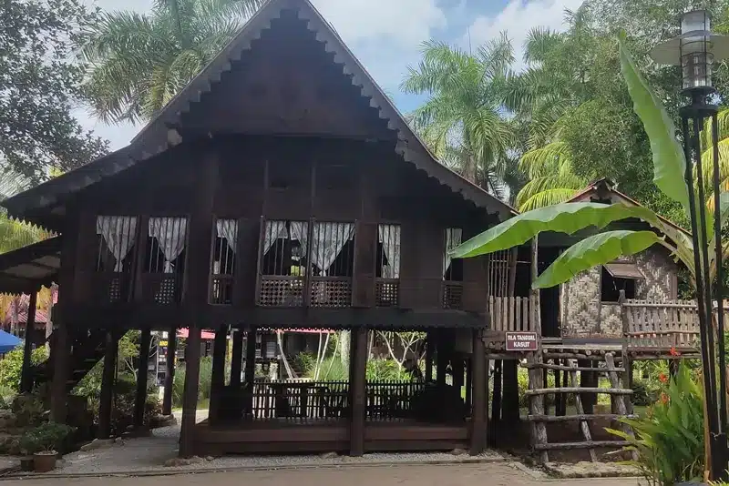 Hirau Panggilan Ibu, Detik Seram 2 Anak Kaku Main Congkak Di Rumah Makam Mahsuri