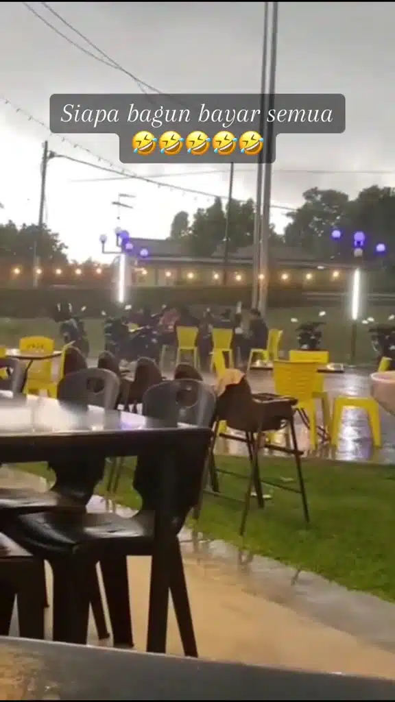 “Sapa Bangun Bayar Semua” Sekumpulan Sahabat Rela ‘Dihentam’ Hujan Luar Restoran