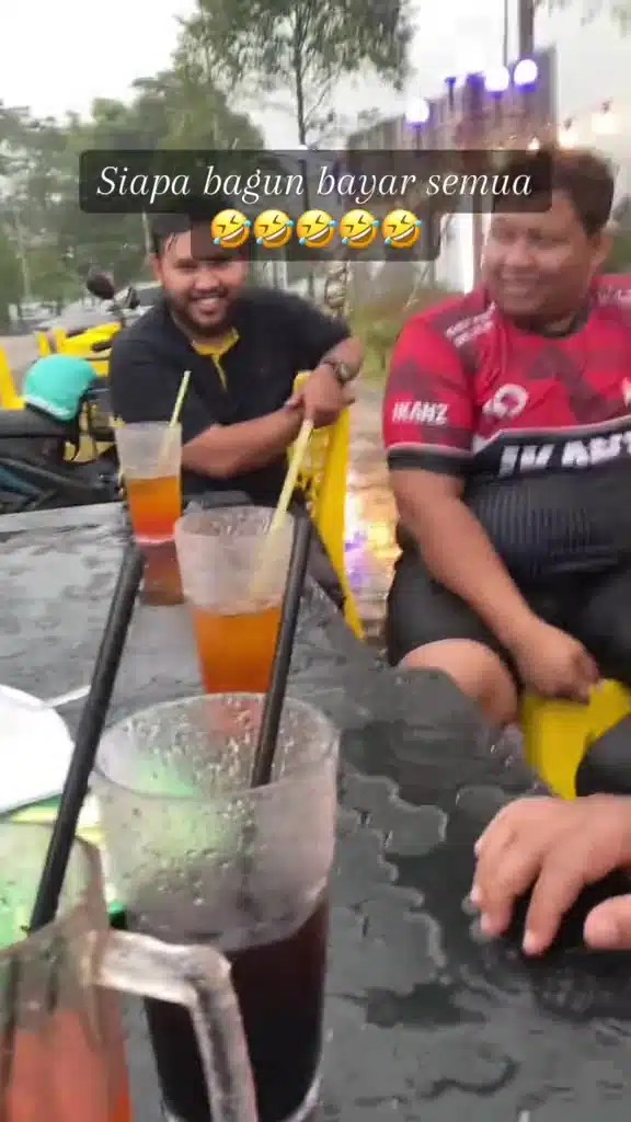 “Sapa Bangun Bayar Semua” Sekumpulan Sahabat Rela ‘Dihentam’ Hujan Luar Restoran
