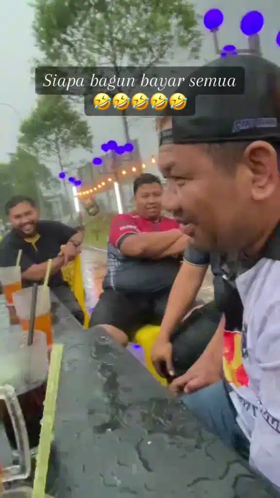 “Sapa Bangun Bayar Semua” Sekumpulan Sahabat Rela ‘Dihentam’ Hujan Luar Restoran