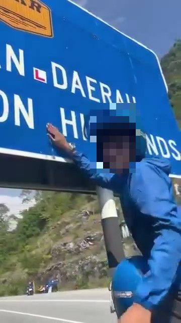 Papan Tanda Baru Saja Ditukar, Mat Motor ‘Megah’ Dapat Tampal Sticker Geng Ride