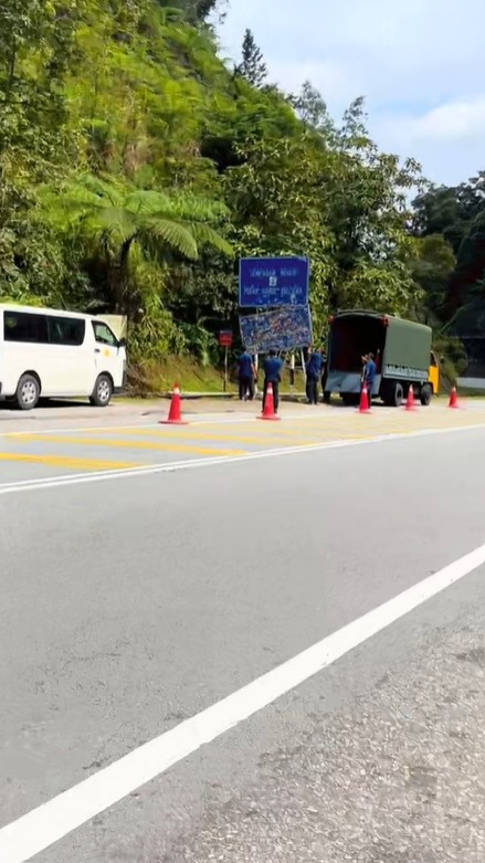 Papan Tanda Baru Saja Ditukar, Mat Motor ‘Megah’ Dapat Tampal Sticker Geng Ride