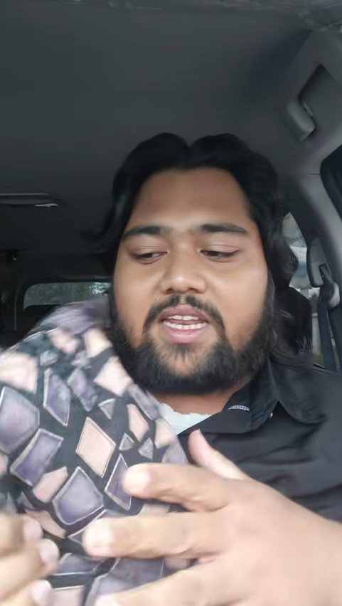 Peniaga Baju Batik Dihina, Guru Besar Tiba-Tiba Ambil Gunting Mahu Potong Rambut