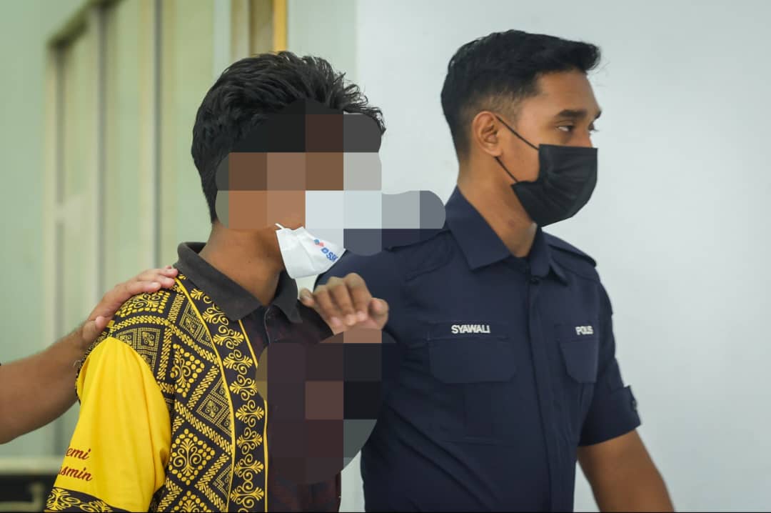 Abang Dedah Cikgu Wan Anwar Hanya Bantu Guru Lain Yang Sedang Dimarahi Pelajar