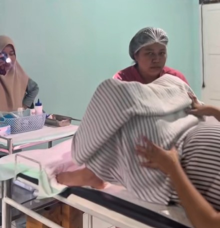 “Ingat Kau Seorang Je Penat!” Ibu Mentua Bentak Menantu Yang Berjuang Teran Bayi