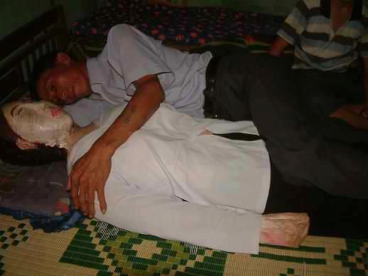Sedih Dengan Pemergian Isteri, Suami Gali Kubur & Bawa Balik Semua Sisa Tulang