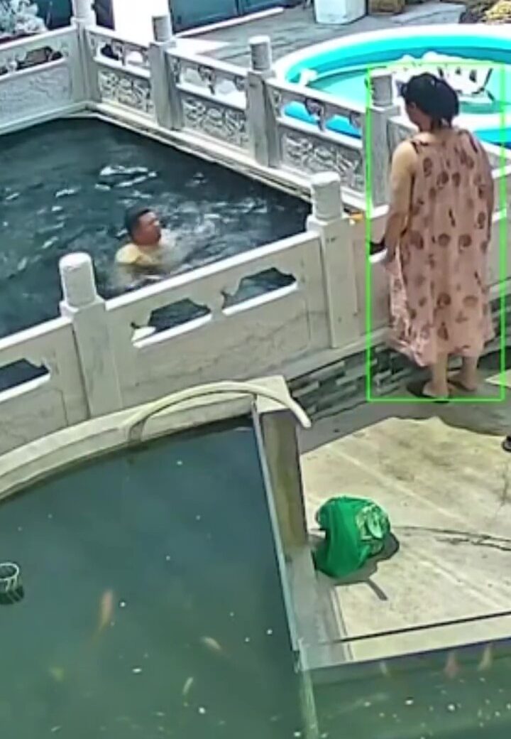 Suami Lupa Hantar Anak Ke Sekolah, Isteri Hamil Bagi ‘Sepakan Percuma’ Ke Kolam