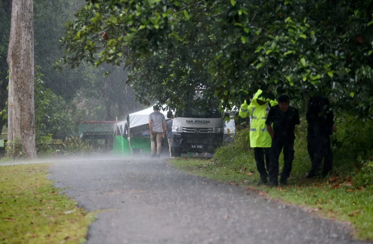 Sedia Untuk Kutip Segala Isi, Pemandu Van Dedahkan Detik-Detik Kubur Zara Digali