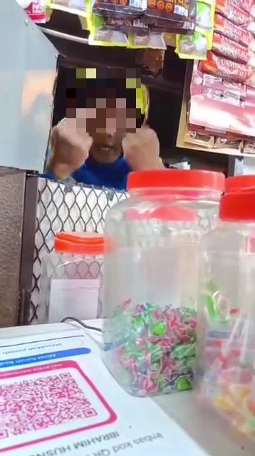 “Polis Belakang Kaki Aku Je”-Lelaki Kesal Gagal Pinjam Duit, Angkat Jari Tengah