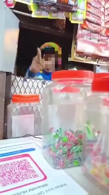 “Polis Belakang Kaki Aku Je”-Lelaki Kesal Gagal Pinjam Duit, Angkat Jari Tengah