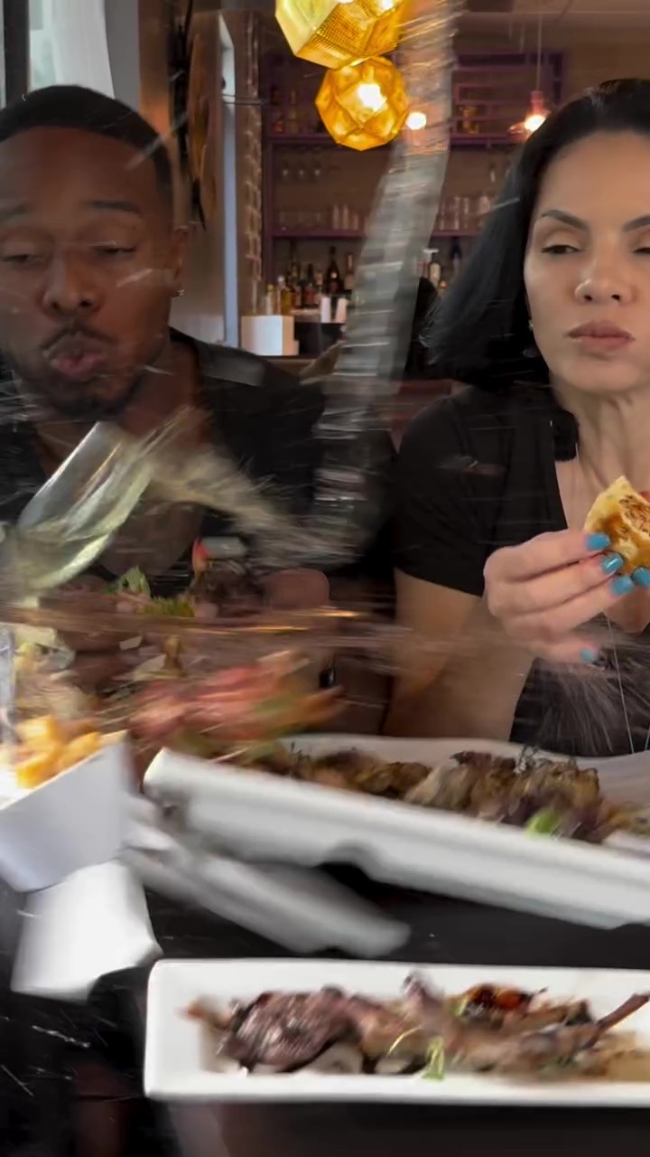 Influencer Sedang Review Makanan, Kereta SUV Tiba-Tiba Hentam Restoran Dari Tepi