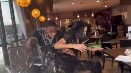 Influencer Sedang Review Makanan, Kereta SUV Tiba-Tiba Hentam Restoran Dari Tepi
