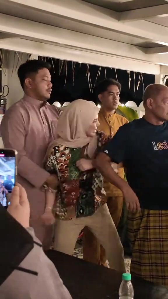 Pekerja Homestay Curi Rakam Datin Lyanaz Mandi – “Kau Tahu Tak Aku Ada Anak!”