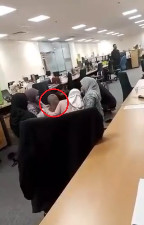 Pejabat Kerajaan Dikacau Lagi, Pekerja Wanita Dirasuk Mengilai Berulang Kali
