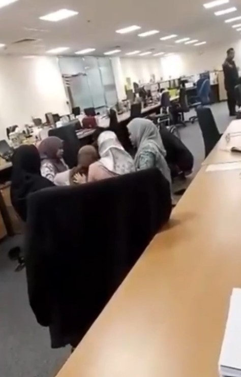 Pejabat Kerajaan Dikacau Lagi, Pekerja Wanita Dirasuk Mengilai Berulang Kali