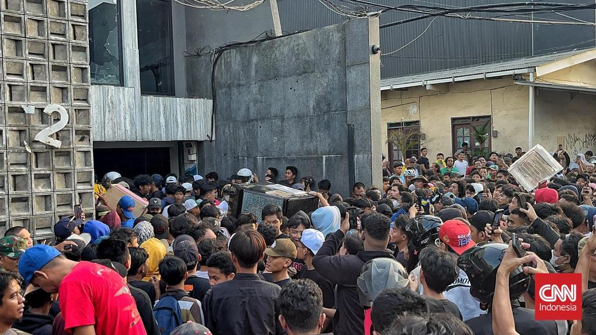 Jeritan “Duit Rakyat”, Peserta Demo Curi Jam RM3j, Boxer & Isi Rumah Ahli DPR
