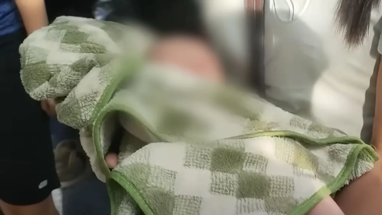 Budak 12 Tahun Lapor Polis Terjumpa Bayi Depan Rumah, Rupanya Dialah Ibu Kandung