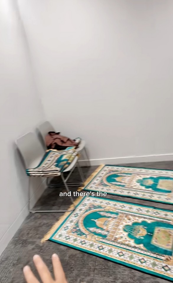 Pejabat Di UK Ada Surau? Wanita Kongsi Rasa Syukur, Ramai Kagum