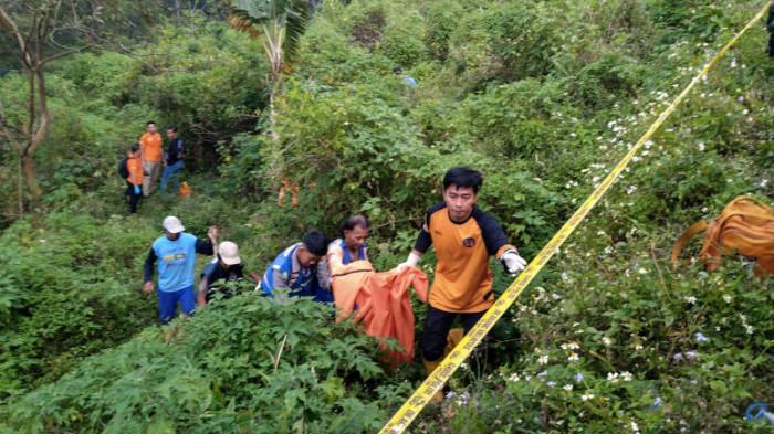 Tapak Kaki Sepanjang 22CM, Puluhan Daging Manusia Ditemui Bersepah Dalam Semak
