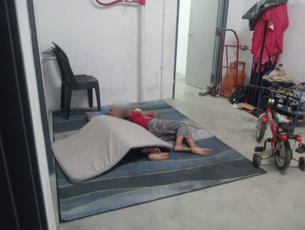 Ibu Bagi Anak Ke Bekas Suami Lepas Cerai, Dibiar Tidur Beralas Karpet Di Koridor