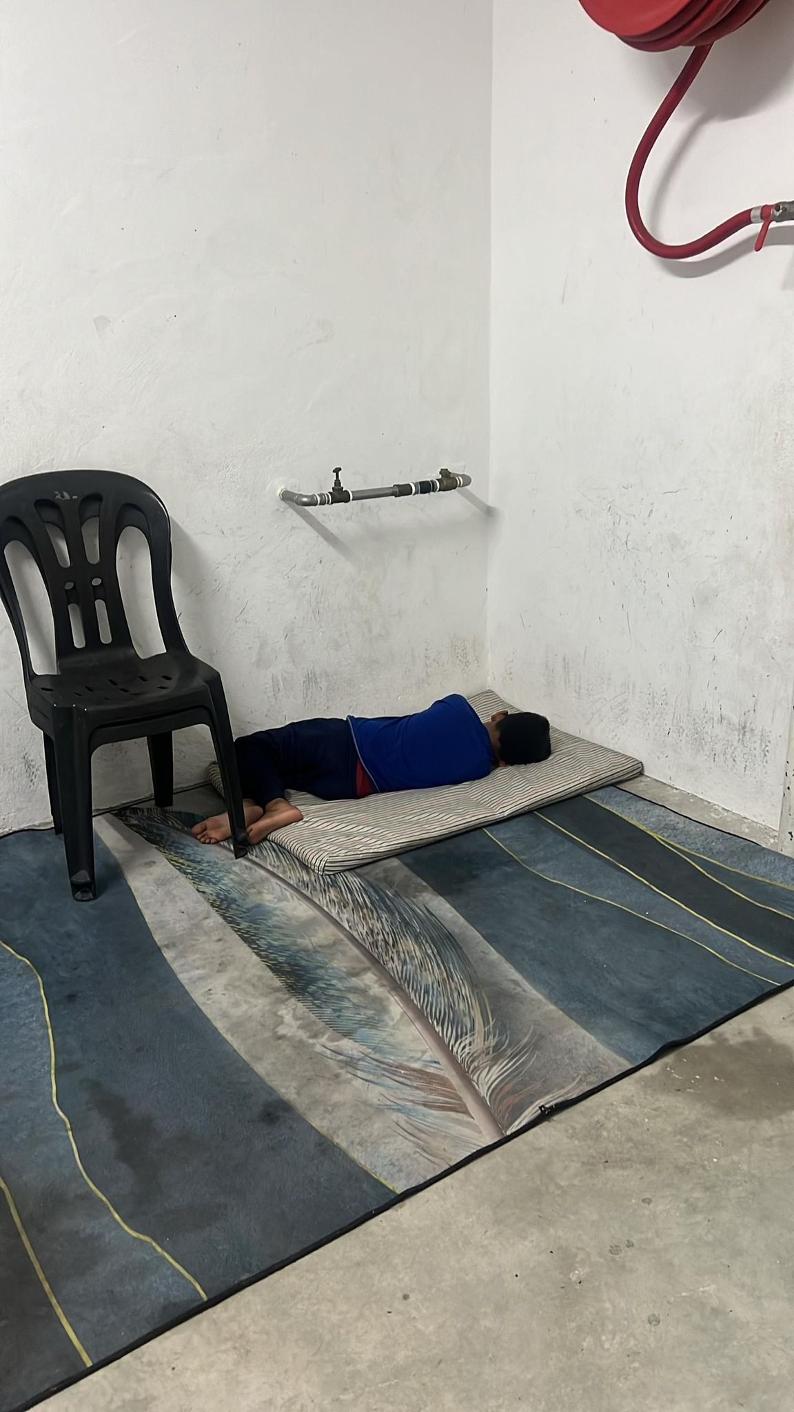 Ibu Bagi Anak Ke Bekas Suami Lepas Cerai, Dibiar Tidur Beralas Karpet Di Koridor