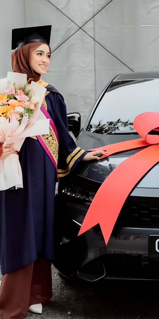 Penat Lelah Belajar, Wanita Terkejut Terima Hadiah Kereta Daripada Suami