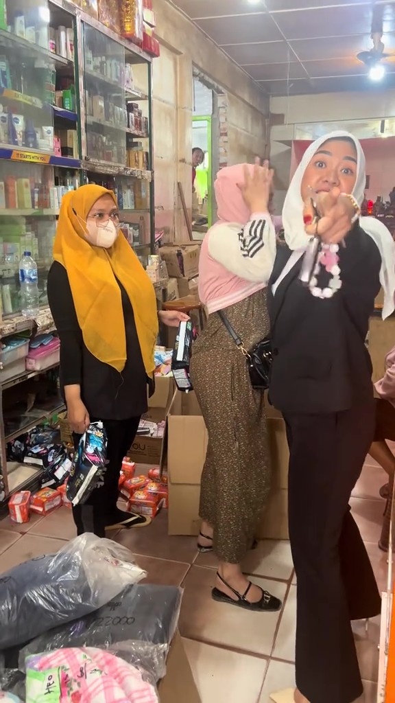 “Laki Kau Yang Nak Aku” – Isteri Polis Cekup Wanita Perampas & Heret Ke Balai