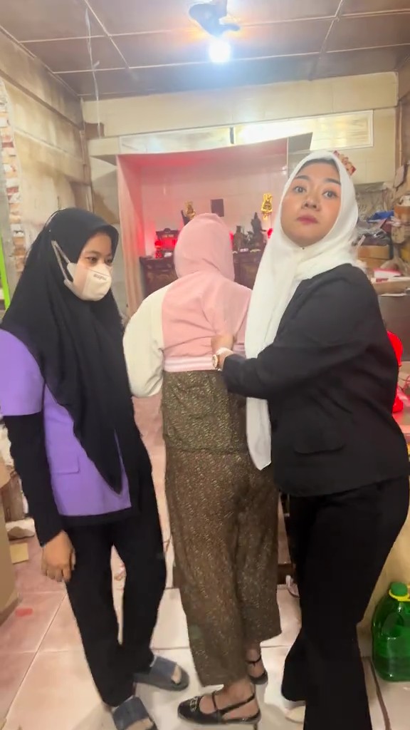 “Laki Kau Yang Nak Aku” – Isteri Polis Cekup Wanita Perampas & Heret Ke Balai