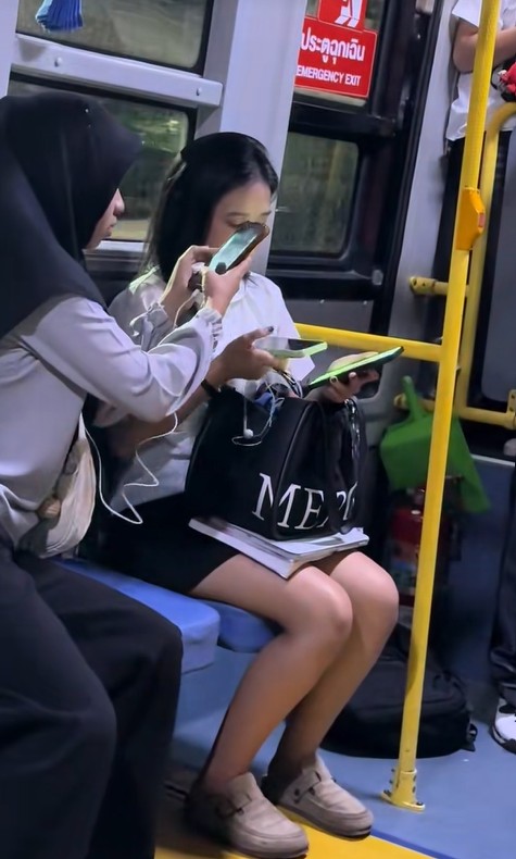 Galak Rakam Skirt Perempuan, Lelaki Ditumbangkan Sekumpulan Remaja Dalam Bas
