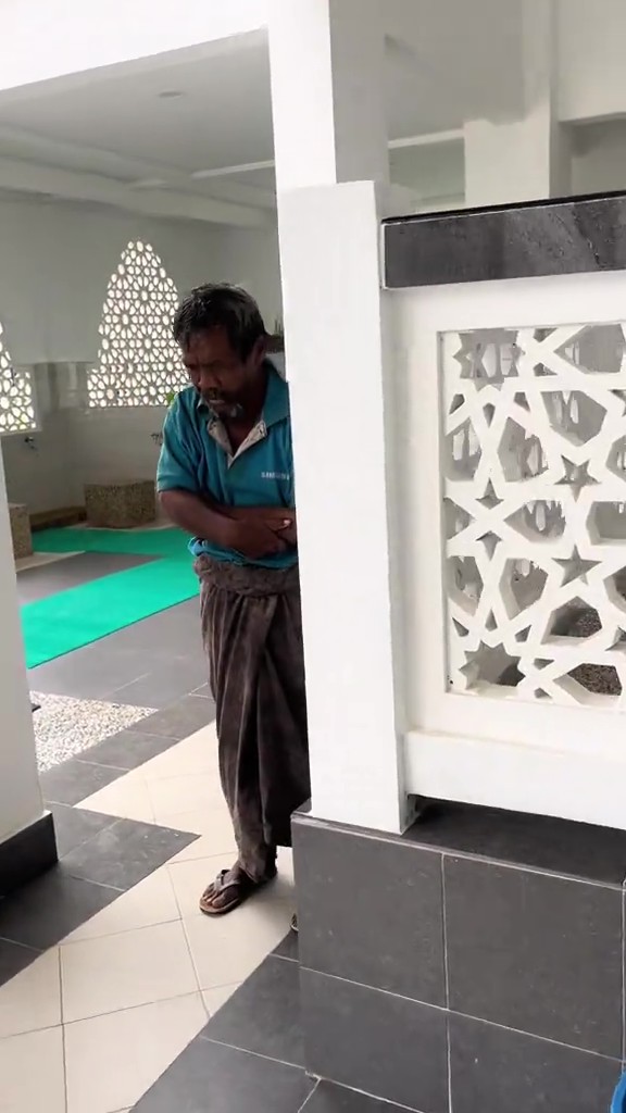 Tular Video Pakcik Solat Di Tempat Wuduk, Rupanya Dulu Imam Terkena Buatan Orang