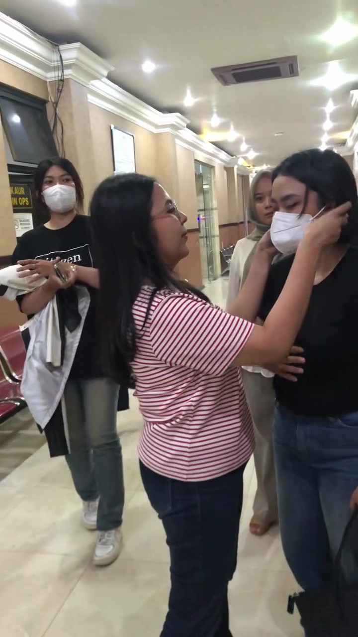 Pengasas Jenama Kasut Popular Tenang Temui Skandal Suami, Tidur Di Katil Kelamin