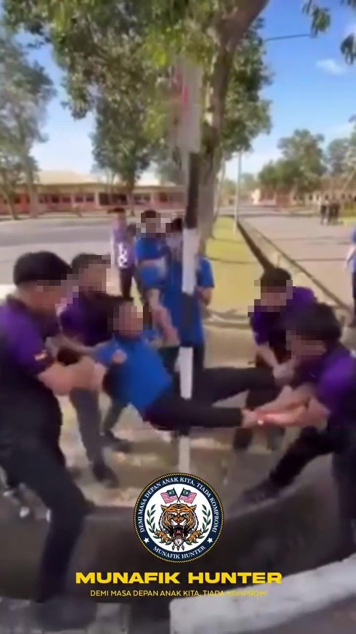 Pelajar IKBN Diganggu Rakan, Badan Diangkat, Celah Paha Ditarik Ke Tiang Besi