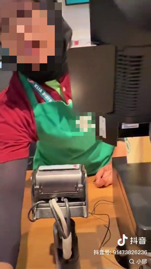 Tinggi Suara Pada Pelancong China, Barista Kedai Kopi Di KLIA 2 Sudah Dipecat