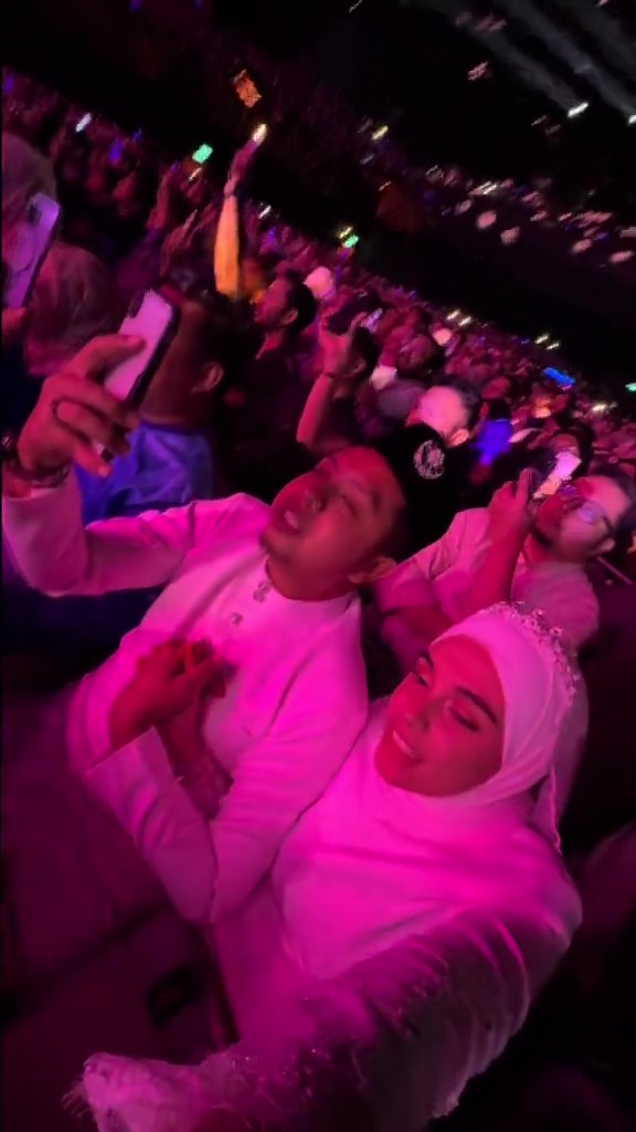 Pengantin Baru Lengkap Berbusana Nikah Hadiri Konsert Inteam