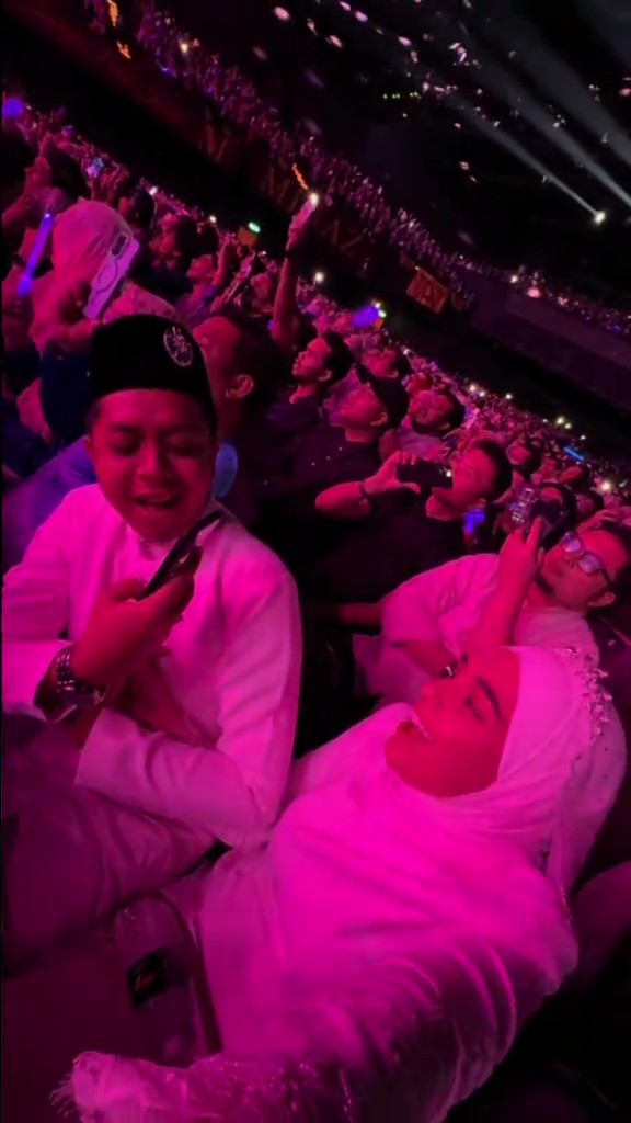 Pengantin Baru Lengkap Berbusana Nikah Hadiri Konsert Inteam